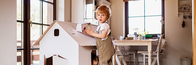 KJH-Leuchtturm-kleiner-junge-baut-haus-aus-holzkloetzen Kinder- und Jugendhospiz Leuchtturm kleiner Junge baut Haus aus Holzklötzen