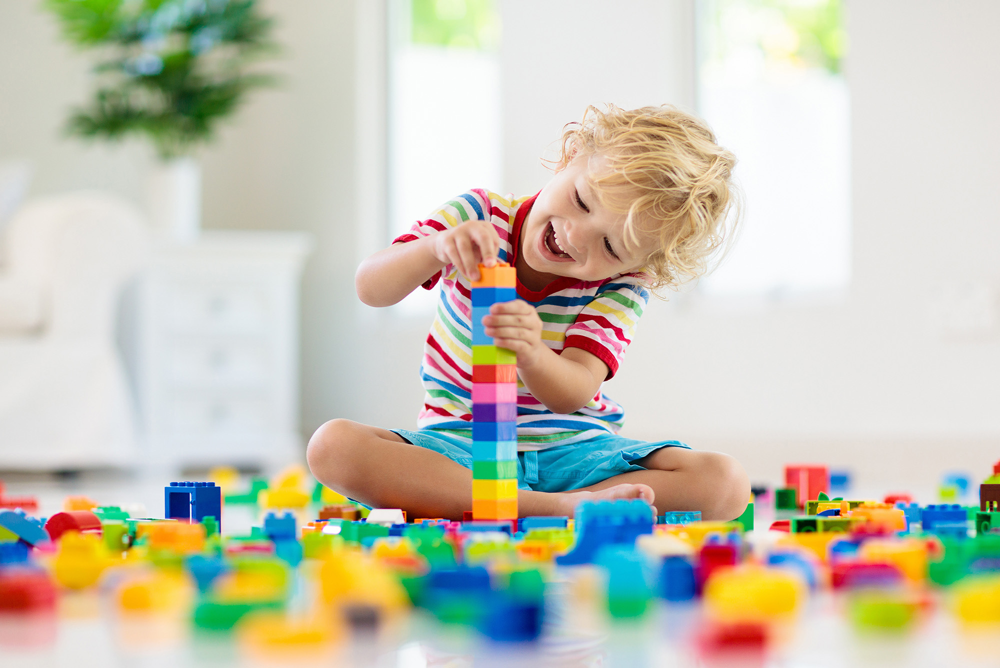 KJH-Leuchtturm-kleiner-junge-baut-mit-duplosteinen-turm Kinder- und Jugendhospiz Leuchtturm kleiner Jugend baut mit Duplosteinen Turm