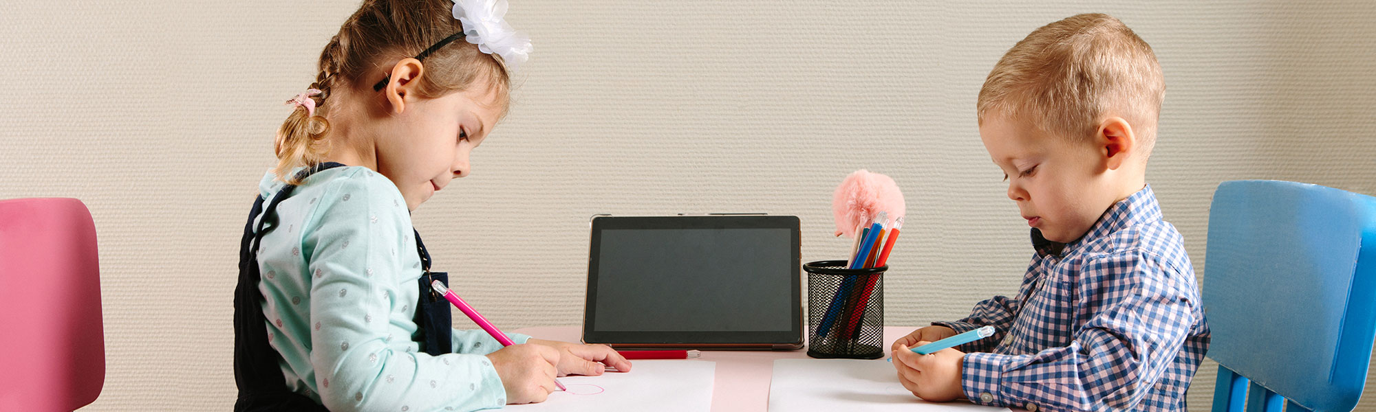 Kinder- und Jugendhospiz Leuchtturm Mädchen mit Pusteblume